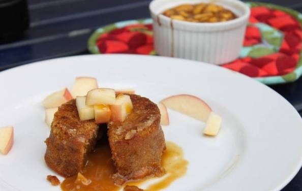 آموزش طرز تهیه کوکی کیک های گرم مغزدار کاراملی