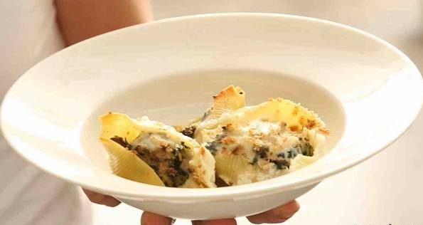 آموزش طرز تهیه صدف های خامه ای با ماهی تن و اسفناج