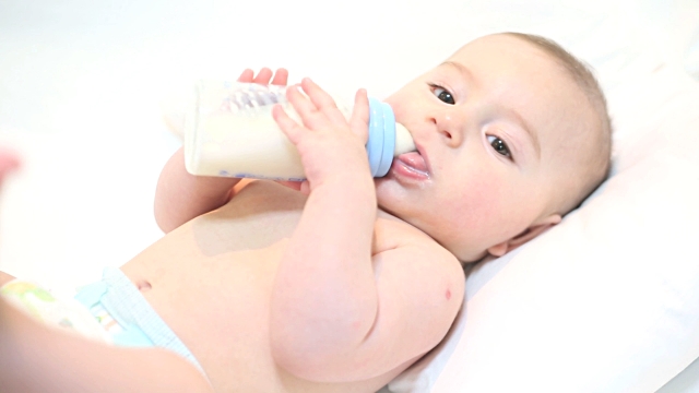 شیر نخوردن نوزاد | 11 دلیل شیر نخوردن کودک