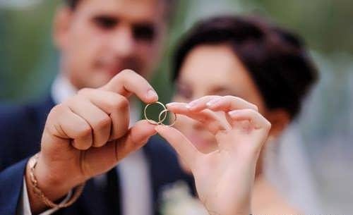 ژست عکس با حلقه برای عروس و داماد