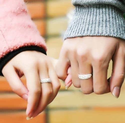 ژست عکس با حلقه برای عروس و داماد