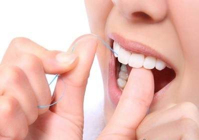 روش درست نخ دندان کشیدن 
