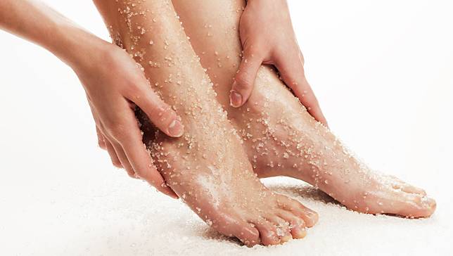روش اسکراب پا در منزل برای رفع زبری و خشک بودن پوست پا