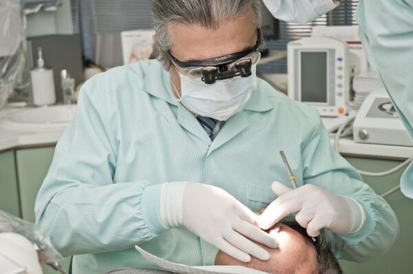 کاشت دندان توسط متخصص ایمپلنت