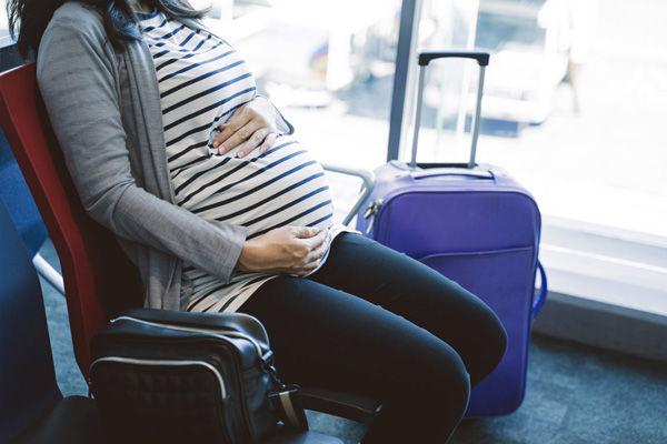 سفر با هواپیما در طول بارداری خطرناک است؟ نکاتی برای خانم های باردار در مسافرت هوایی