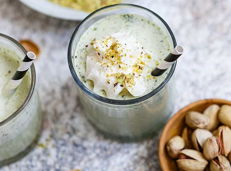 طرز تهیه میلک شیک پسته با بستنی وانیلی