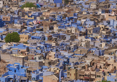 شهری عجیب با خانه های آبی، خیابان های آبی و دیوارهایی آبی رنگ+عکس